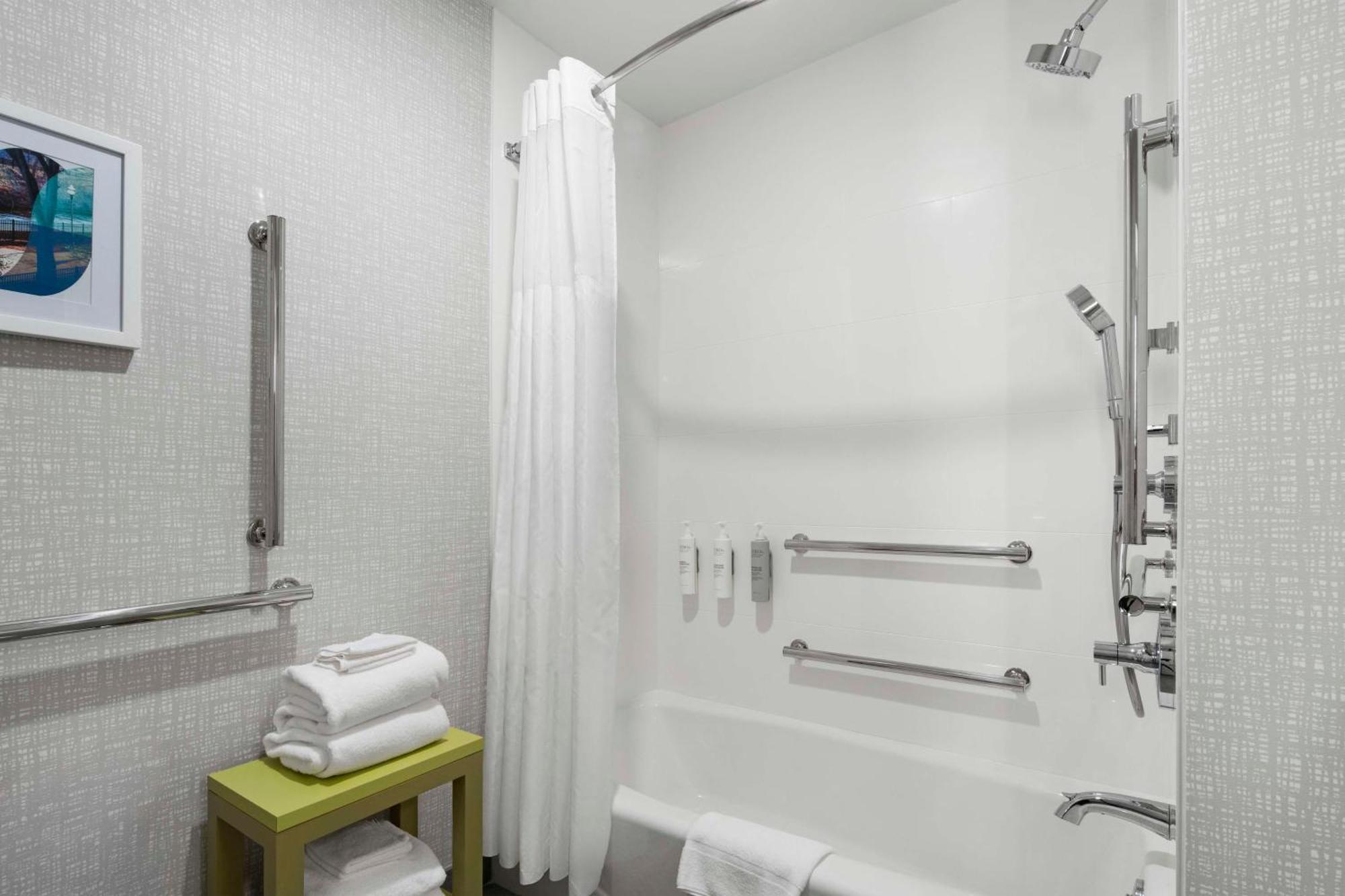Hampton Inn Chicopee - Springfield Exterior photo