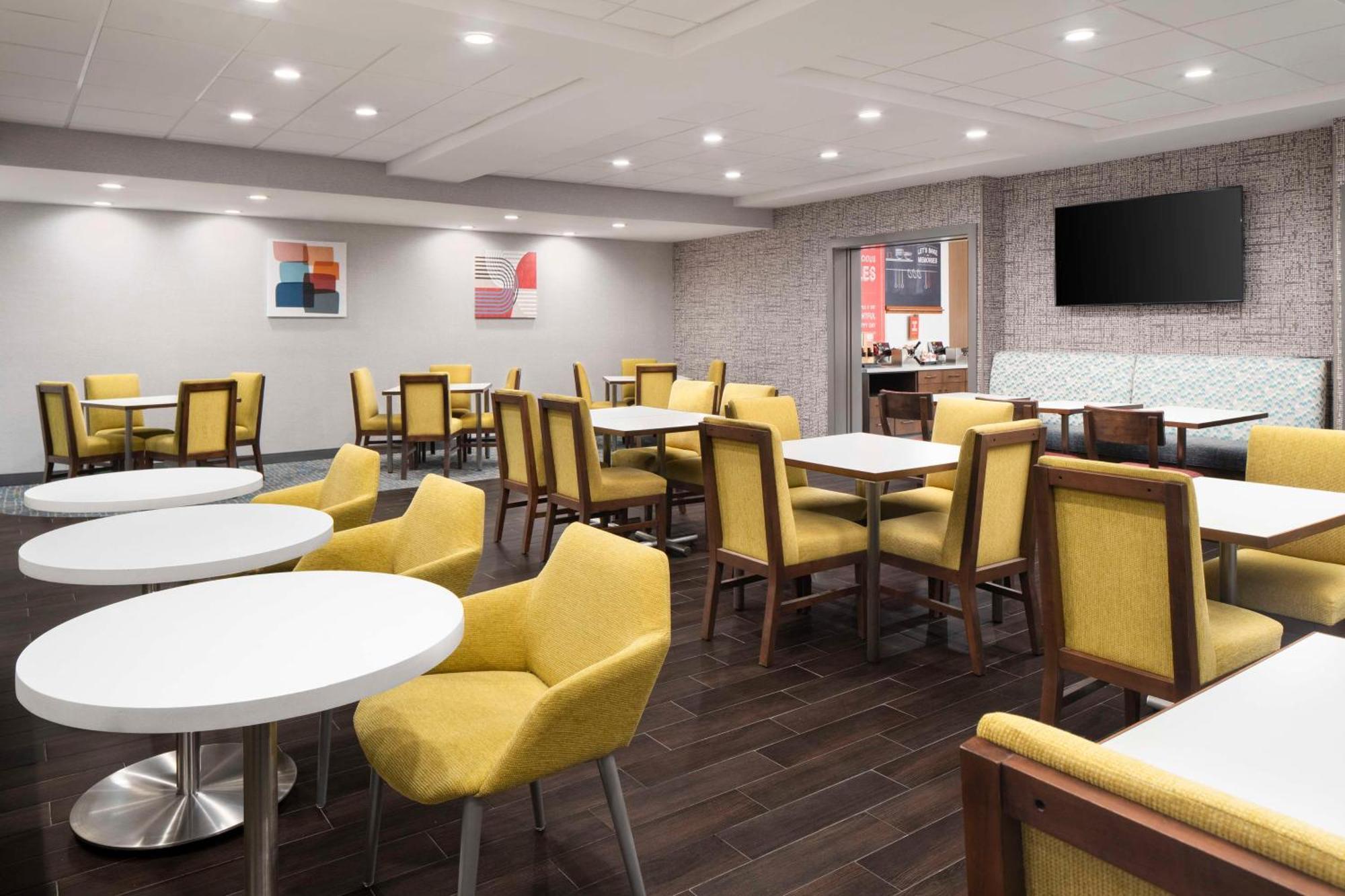 Hampton Inn Chicopee - Springfield Exterior photo