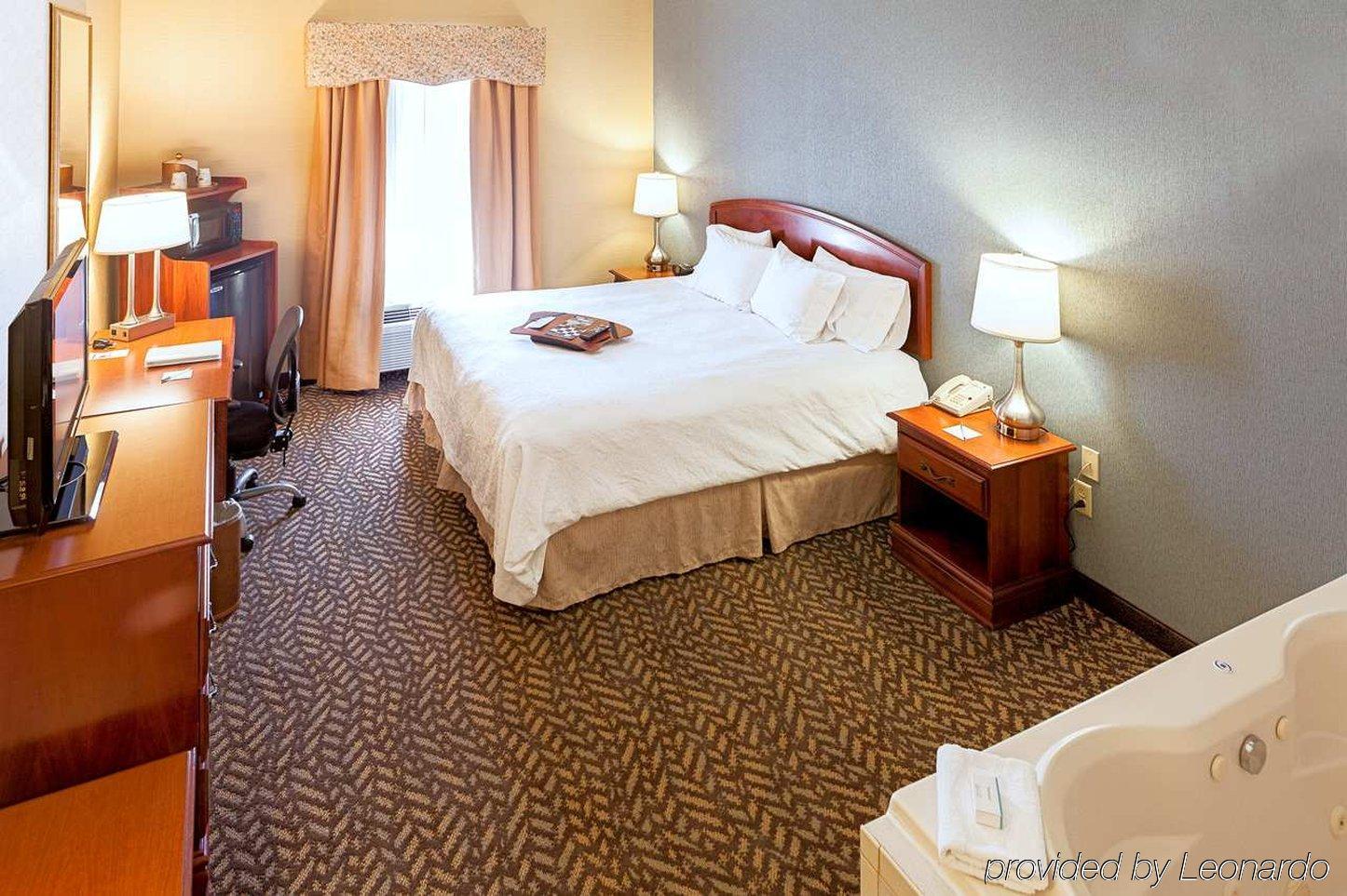 Hampton Inn Chicopee - Springfield Exterior photo