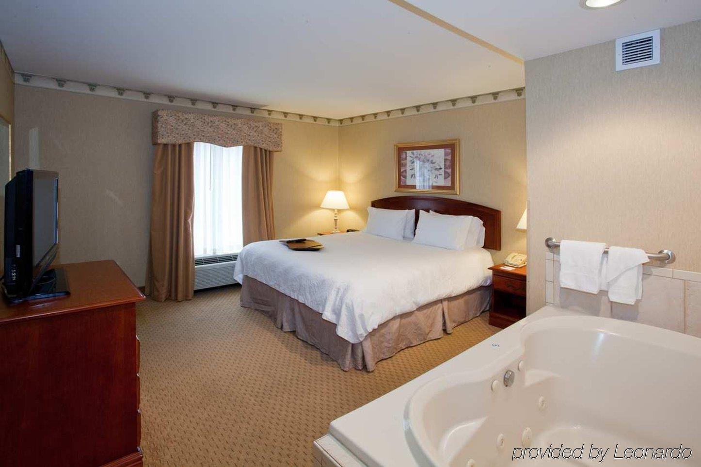 Hampton Inn Chicopee - Springfield Exterior photo
